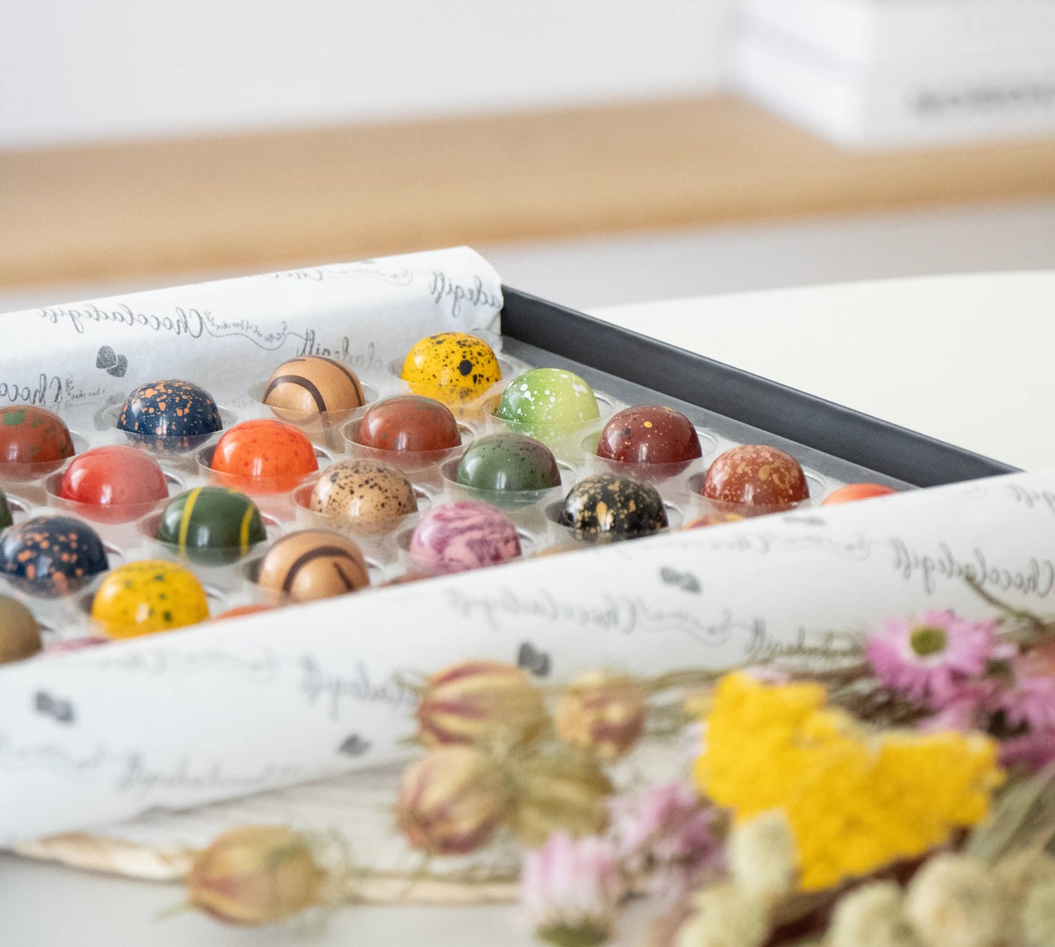 Handgemaakte fairtrade bonbons in een doos met bloemen